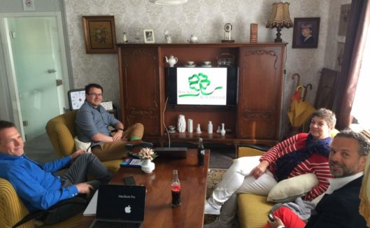 Juno und Armando zum Kooperationsmeeting bei Pflegix (von links Thomas Wötzel und Andreas Helget, hinter der Kamera Tim Kahrmann)