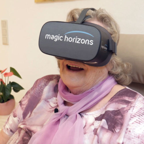 Seniorin mit VR Brille Magic Horizons