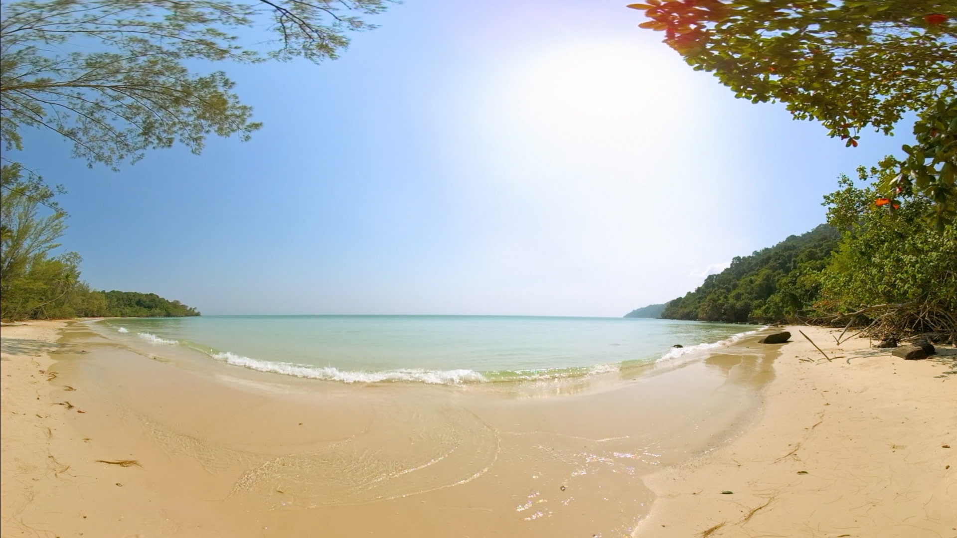 Eine geführte Meditation am wunderschöne Strand von Koh Kood in Thailand …